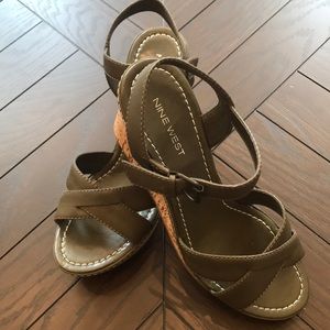 Nine West Famiao Delta Green Leather Size 8 Wedge